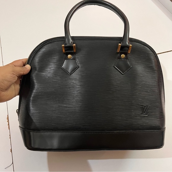 Handbags - LV Alma Bag in Excellent Condition